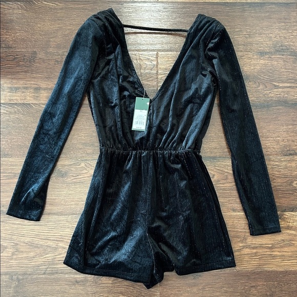 NWT Wild Fable Black Velvet Long Sleeve Romper | Velvet Romper | Velvet - Picture 7 of 8